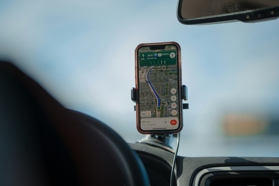 Suport telefon parbriz legal: unde il poti monta fara sa iti afecteze vizibilitatea?
